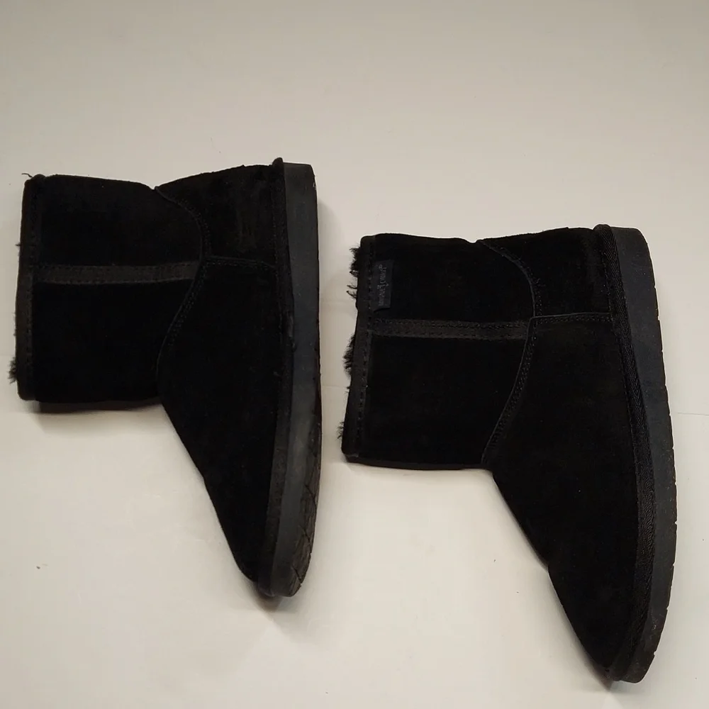 MINNETONKA  Black Leather Sheepskin Lambswool Lined Ankle Boots Size 6 - Picture 3 of 7